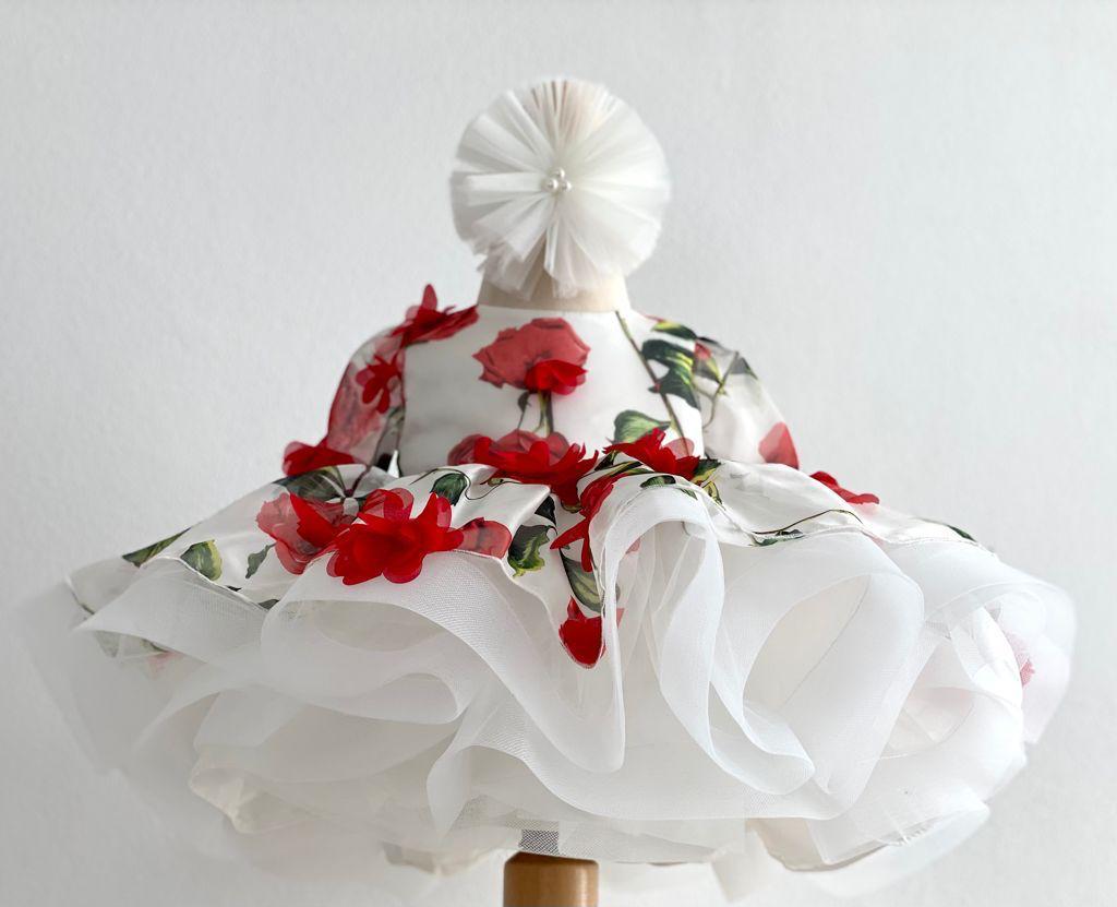 Rochița de botez alb cu trandafiri și flori aplicate